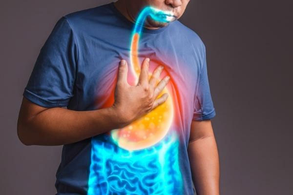 Nóng cổ họng là triệu chứng khá điển hình của bệnh trào ngược dạ dày thực quản